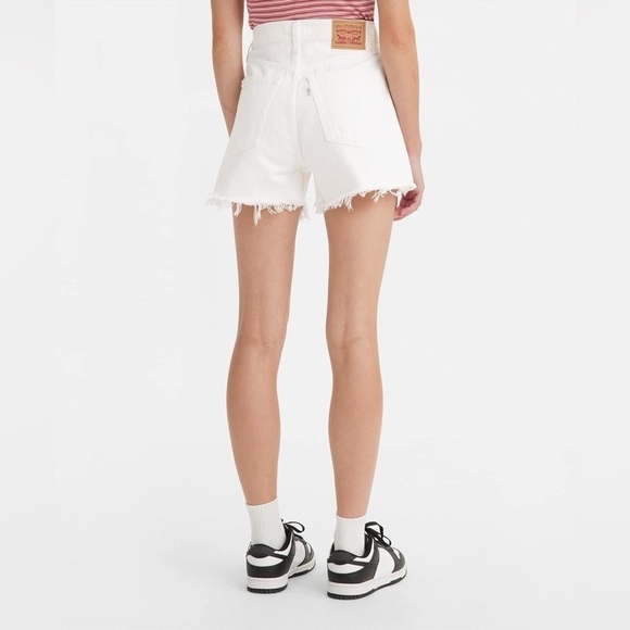 Levi’s High Waisted Mom Short White Distressed - Picture 1 of 8
